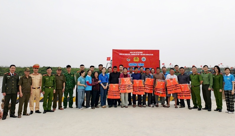 Đoàn Thanh niên Công an thành phố tổ chức chương trình Ngày Chủ nhật xanh tại phường Đồ Sơn